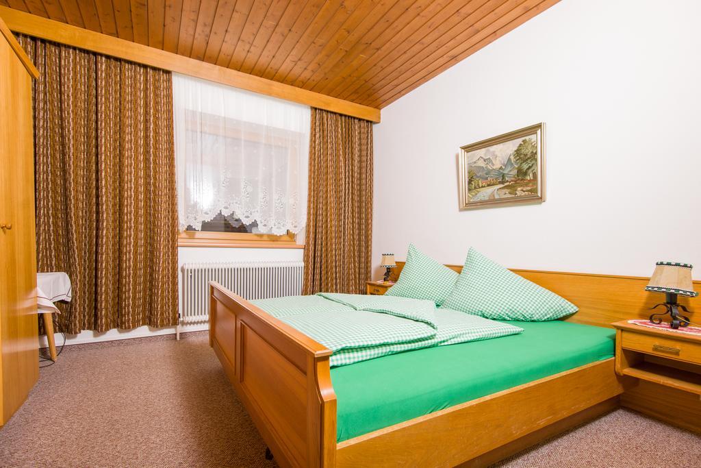 Gaestehaus Helga Scharnitz Rum bild