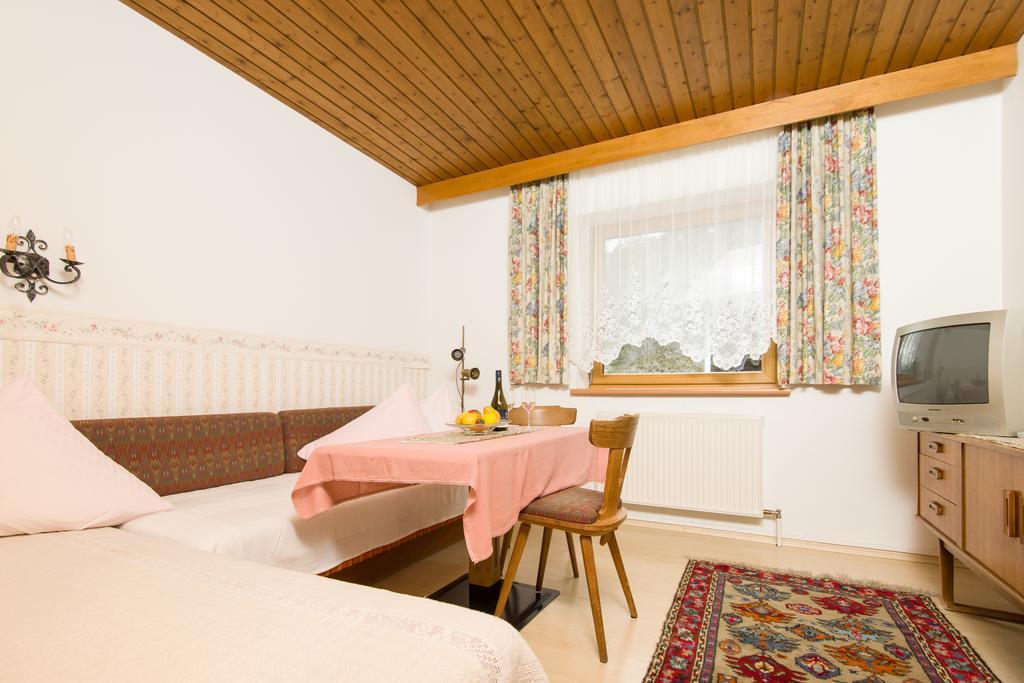 Gaestehaus Helga Scharnitz Rum bild