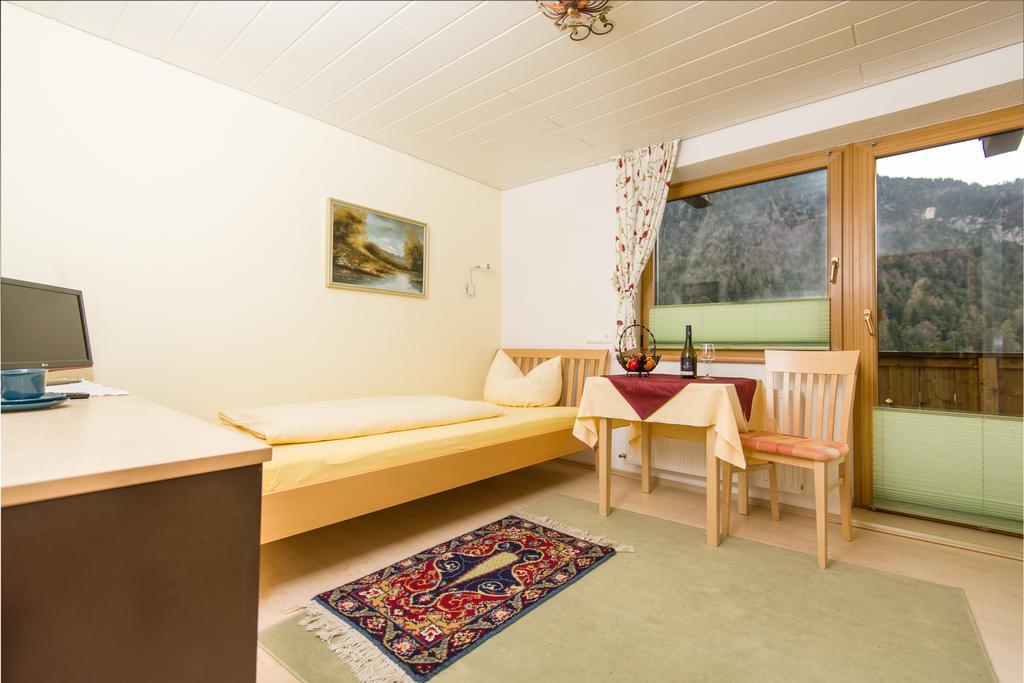 Gaestehaus Helga Scharnitz Rum bild