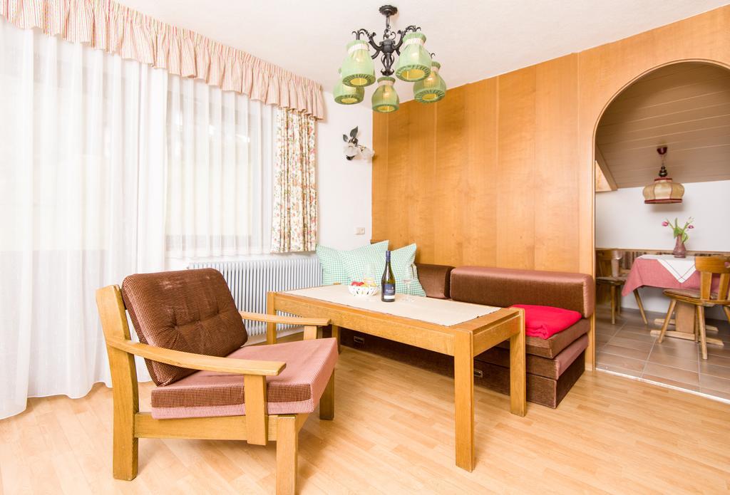 Gaestehaus Helga Scharnitz Rum bild