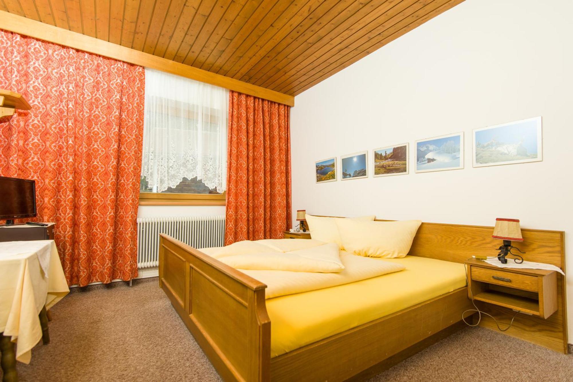 Gaestehaus Helga Scharnitz Rum bild